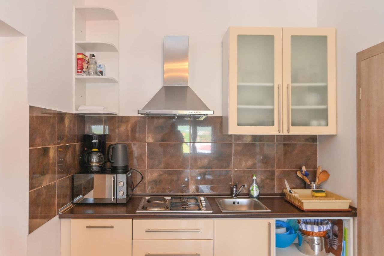 Apartments Basic Sveti Anton 88 Малинска Екстериор снимка