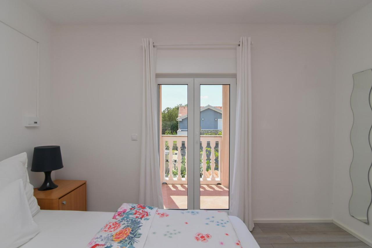 Apartments Basic Sveti Anton 88 Малинска Екстериор снимка