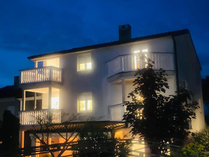 Apartments Basic Sveti Anton 88 Малинска Екстериор снимка